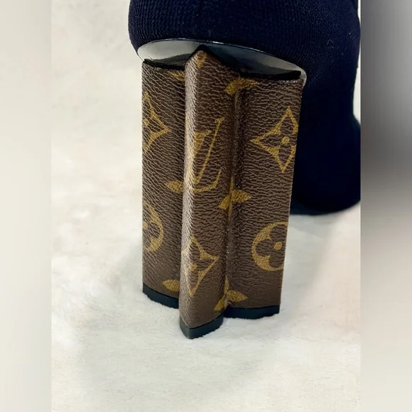 Louis Vuitton Silhouette Monogram Heel Sock Boots
Size 40 - Picture 7 of 13